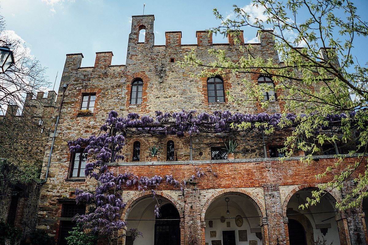 Tra borghi sospesi e la fioritura del glicine al castello,
      Toscana