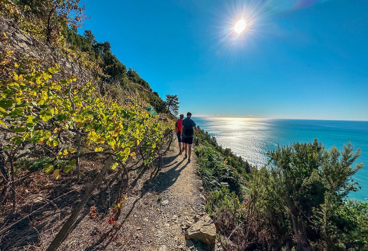 Viaggio a piedi guidato alla scoperta del Parco Nazionale delle Cinque Terre,
      Liguria