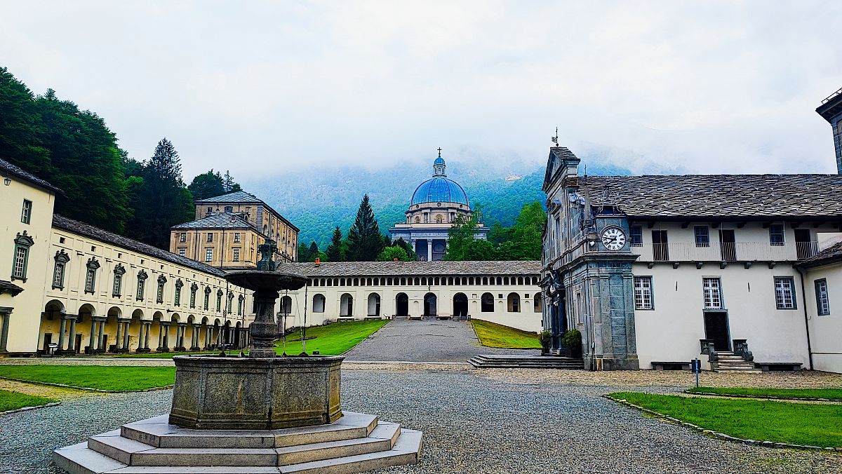 Viaggio a piedi guidato lungo il Cammino di Oropa,
      Piemonte