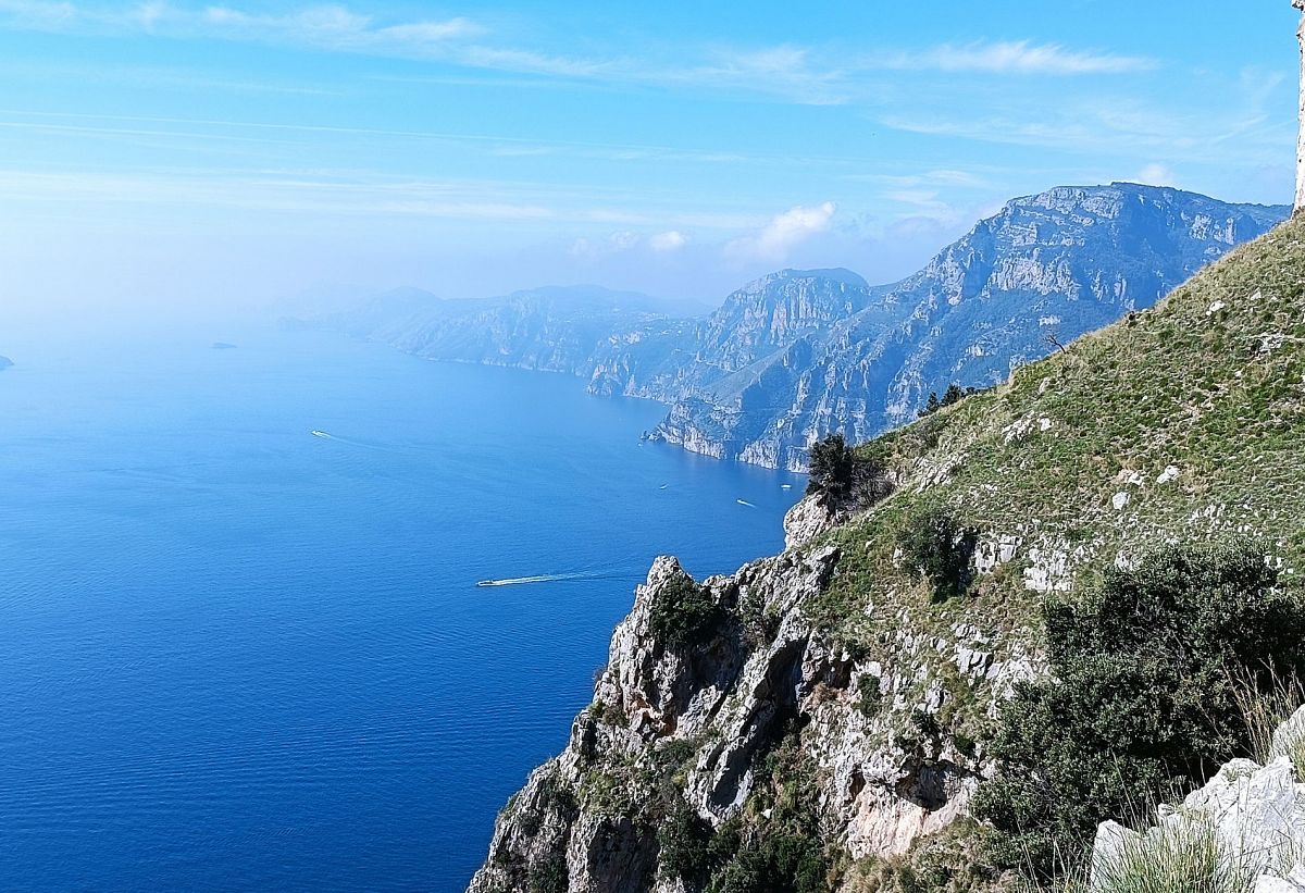 Viaggio a piedi guidato lungo la Costiera Amalfitana,
      Campania
