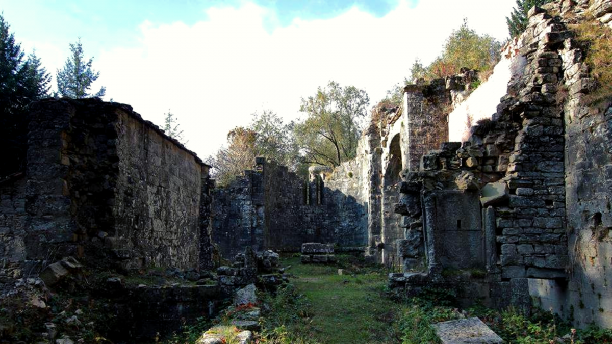 Escursione guidata alla Badia Santa Trinita in Pratomagno,
      Toscana