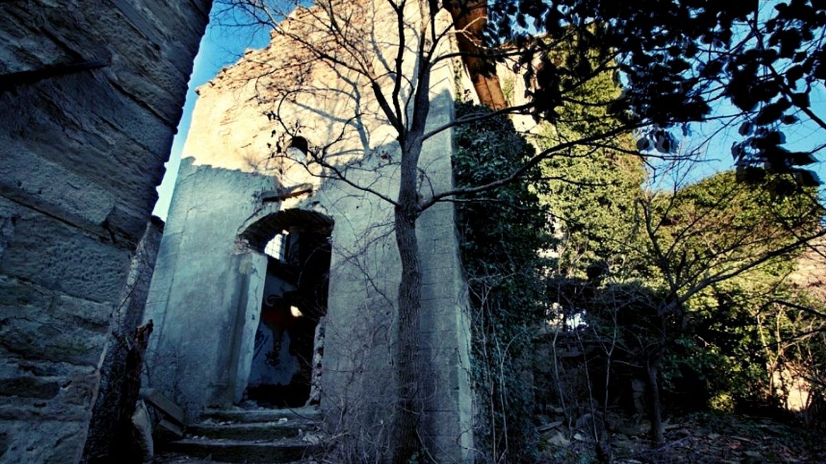 Escursione guidata alla città fantasma di Castiglioncello,
      Toscana