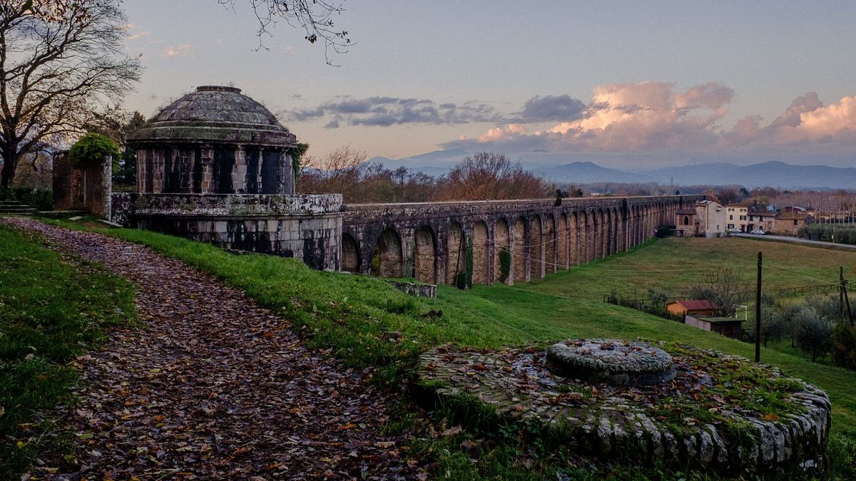 Escursione guidata all'Acquedotto del Nottolini,
      Toscana