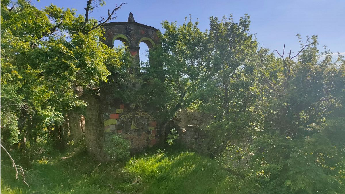 Escursione guidata alla città fantasma di Montesilvestre,
      Toscana