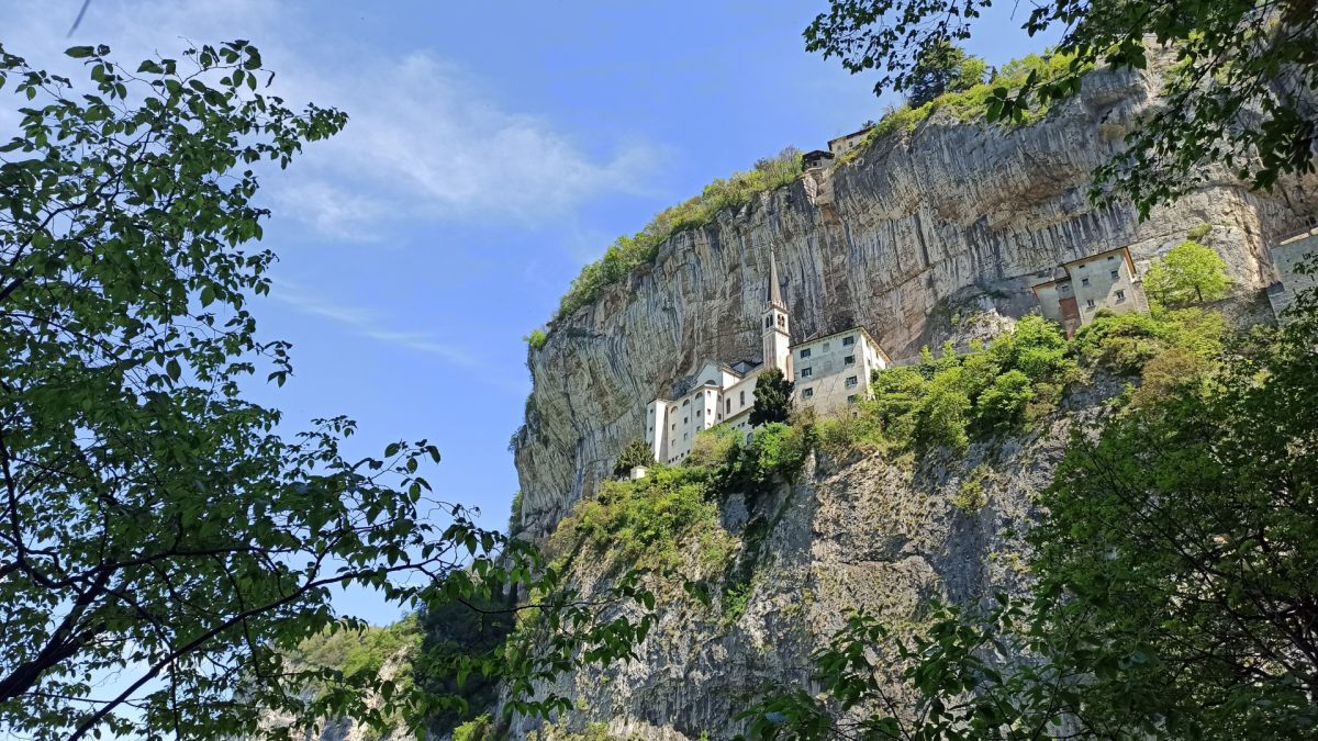 Escursione guidata al Santuario della Madonna della Corona,
      Trentino-Alto Adige