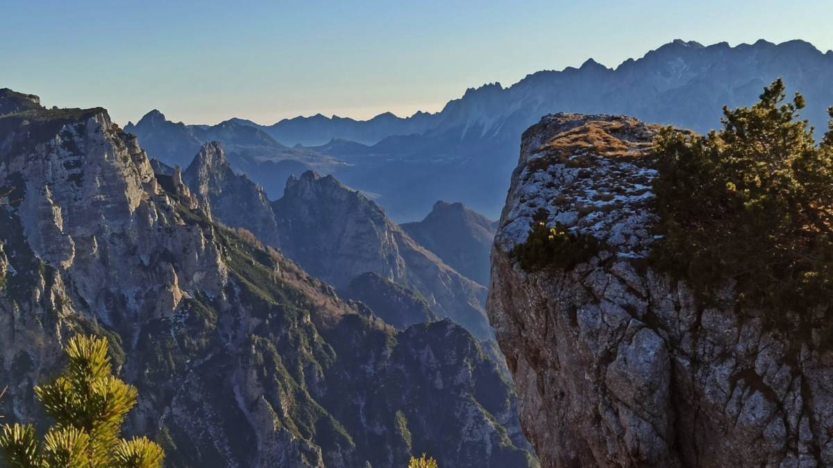 Escursione guidata al Monte Testo nel gruppo del Pasubio,
      Trentino-Alto Adige