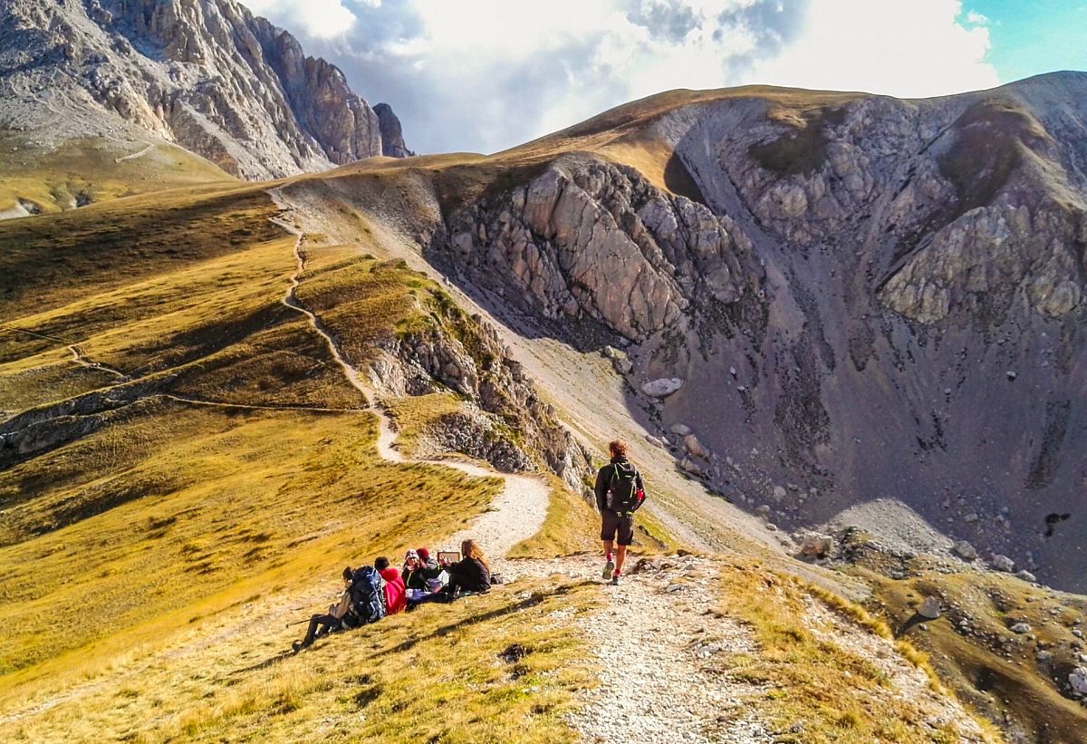 Gallery giorno 3
        Discover Gran Sasso
        Abruzzo
        trekking viaggio di più giorni a piedi