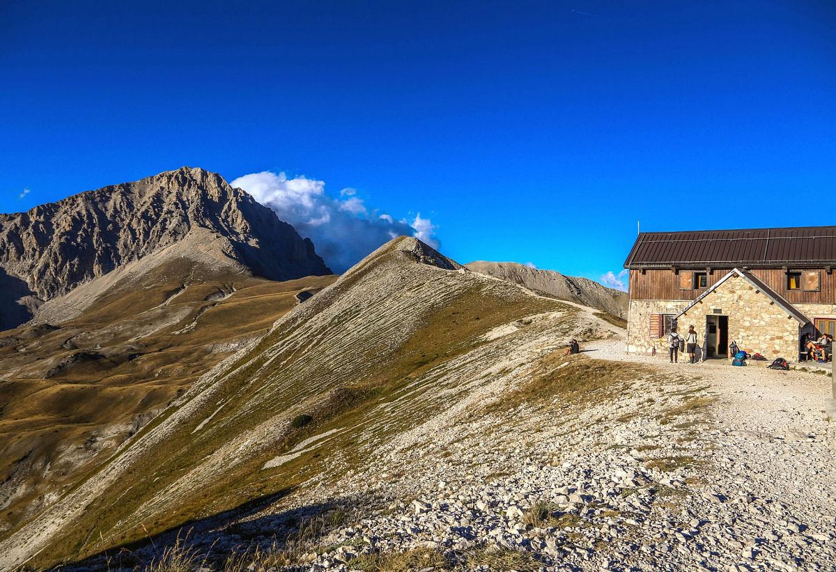 Gallery giorno 2
        Discover Gran Sasso
        Abruzzo
        trekking viaggio di più giorni a piedi