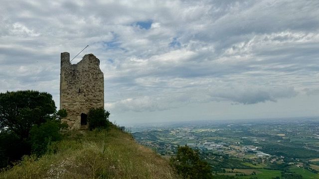 Escursione guidata a Montebello,
      Emilia-Romagna