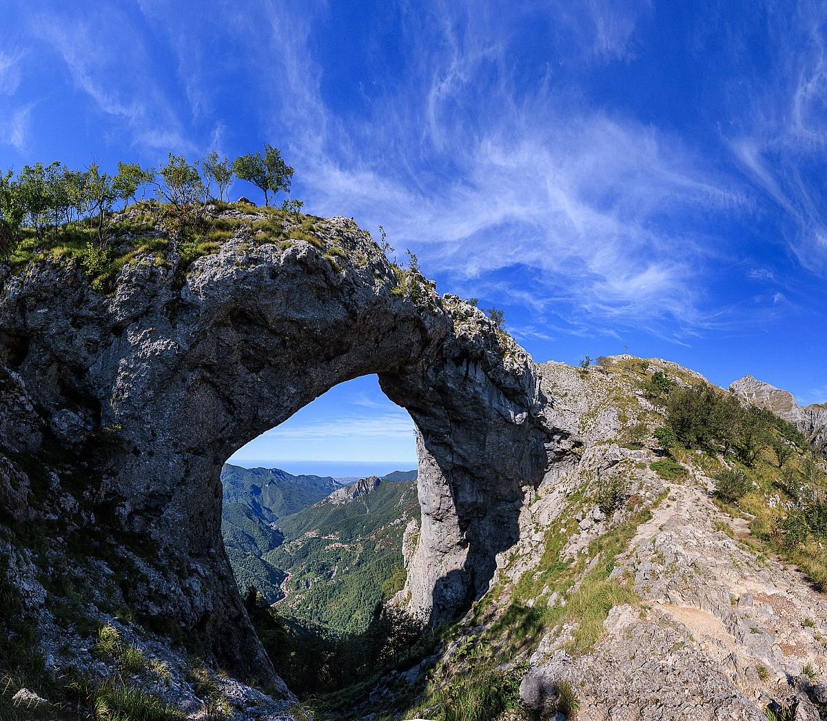 Escursione Guidata in Apuane sul Monte Forato,
      Toscana