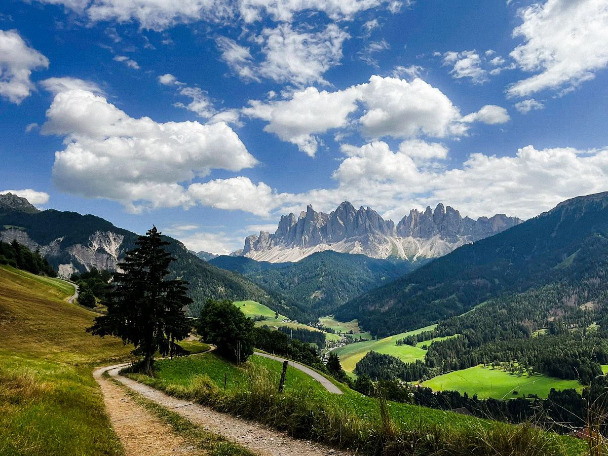 Viaggio a piedi guidato in Alta Badia,
      Trentino-Alto Adige