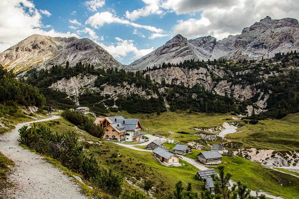 Gallery giorno 6
        Discover Alta Badia
        Trentino-Alto Adige
        trekking viaggio di più giorni a piedi