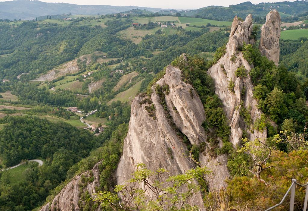 Sassi dei Falchi: Rocca Malatina
    Escursione giornaliera a piedi di gruppo
    Emilia-Romagna