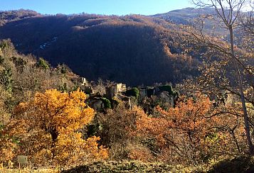 Trekking giornaliero in Marche:
Foliage al borgo di Laturo, in gruppo a piedi