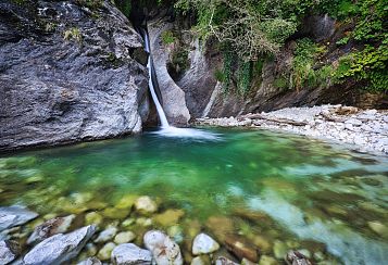 Trekking giornaliero in Toscana:
Bagni Selvaggi alle cascate di Malbacco, in gruppo a piedi