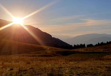Trekking giornaliero in Lombardia:
All'alba sul Monte Alto, in gruppo a piedi