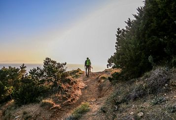 Trekking giornaliero in Toscana:
Buca delle Fate, in gruppo a piedi