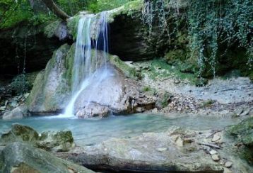Trekking giornaliero in Emilia-Romagna:
Cascate di Bucamante, gocce di pietra, in gruppo a piedi