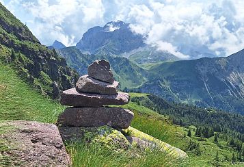 Trekking giornaliero in Lombardia:
Il piccolo Lago di Pietra Quadra (con cane), in gruppo a piedi