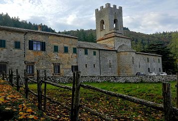 Trekking giornaliero in Toscana:
Badia a Coltibuono, in gruppo a piedi