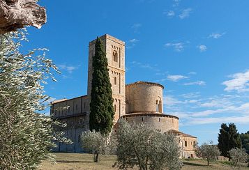 Trekking giornaliero in Toscana: L'Abbazia di Sant'Antimo, in gruppo a piedi