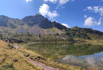 Trekking giornaliero in Trentino-Alto Adige:
Lago delle Buse e del Montalon, in gruppo a piedi