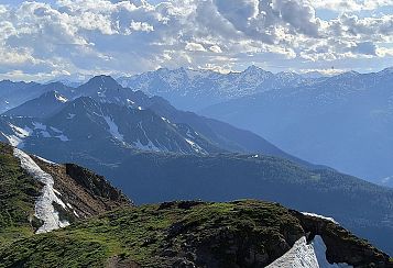 Trekking giornaliero in Trentino-Alto Adige: Antichi vulcani fra rocce e pascoli, in gruppo a piedi