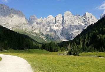 Trekking giornaliero in Trentino-Alto Adige:
Emozioni in Val Venegia, in gruppo a piedi