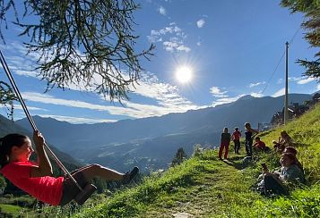 Trekking giornaliero in Valle d'Aosta: Tramonto sui villaggi Walser, in gruppo a piedi