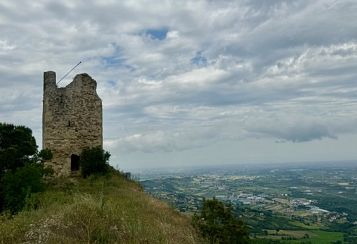 Trekking giornaliero in Emilia-Romagna:
Ghost Town Montebello, in gruppo a piedi