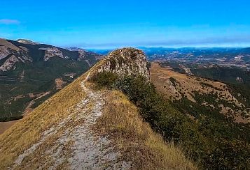 Trekking giornaliero in Marche:
Monte Strega, in gruppo a piedi