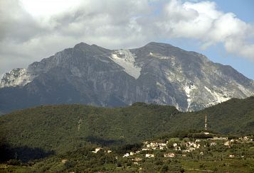 Trekking giornaliero in Toscana:
Apuane di Fuoco, in gruppo a piedi