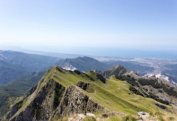 Trekking giornaliero in Toscana:
In vetta al Monte Sagro, in gruppo a piedi